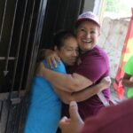 Vecinos de la calle Morelos muestran su respaldo a “Doña Leo”.