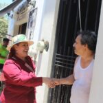 Casa por casa, “Doña Leo” recorre la calle 20 de Noviembre en Coquimatlán