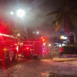 UEPC y PC Manzanillo participan en control de incendio afuera de un hotel, en el puerto