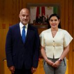 Indira Vizcaíno y Jesús Esteva, titular de la SICT, analizan proyectos para el estado de Colima