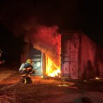 UEPC sofoca incendio de contenedor a orilla de la autopista Colima-Manzanillo