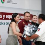 Gobernadora Indira Vizcaíno entregó uniformes y equipo a policías de Armería y Tecomán, con inversión de más de 4.2 mdp