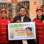 Develan billete conmemorativo en honor a la Beca Universal de Educación Básica “Rita Cetina”