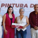 Encabeza Gobernadora de Colima entrega de pintura para 52 escuelas y oficinas educativas