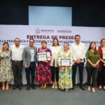 Rosi Bayardo entrega preseas a maestras destacadas de Manzanillo