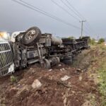 CRUM brinda atención a conductor de tractocamión volcado en la autopista Colima-Manzanillo