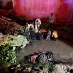 Atienden UEPC y CRUM volcadura e incendio de tráiler en carretera, a la altura de Los Asmoles