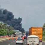 Alerta UEPC Colima por incendio de tractocamión cerca de la caseta de Cuyutlán